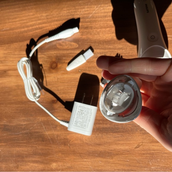 Philips Wet Dry Cordless Electric Razor - Picture 4 of 6